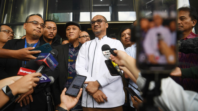 Aktivis anti korupsi Abraham Samad (tengah) bersama Koalisi Masyarakat Anti Korupsi bersiap memberikan keterangan usai memberikan laporan dugaan korupsi di gedung KPK, Jakarta, Jumat (31/1/2025). Foto: ANTARA FOTO/Akbar Nugroho Gumay