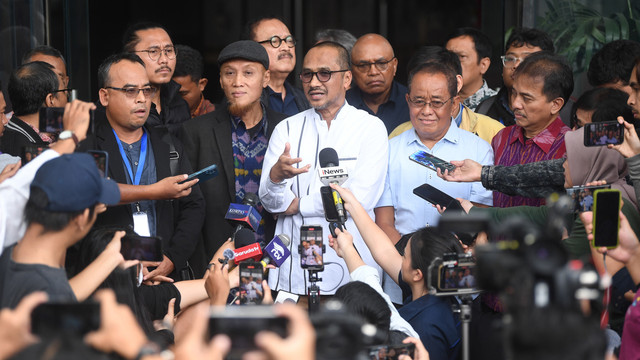 Aktivis anti korupsi Abraham Samad (tengah) bersama Koalisi Masyarakat Anti Korupsi bersiap memberikan keterangan usai memberikan laporan dugaan korupsi di gedung KPK, Jakarta, Jumat (31/1/2025). Foto: ANTARA FOTO/Akbar Nugroho Gumay