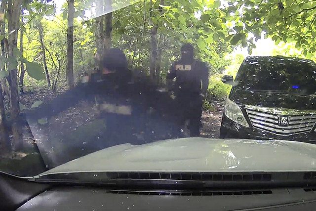 Tangkapan layar saat WN Ukraina di Bali dipepet, diculik, dirampok, oleh pelaku yahng menyamar menggunakan pakaian polisi, Minggu (15/12/2024). Foto: Istimewa