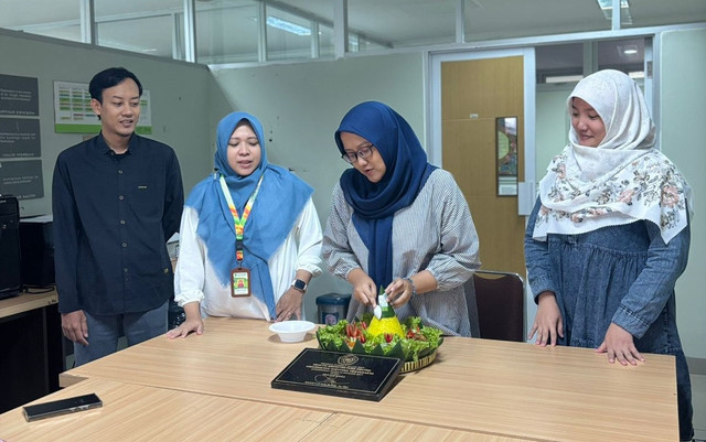 Direktur HAC memotong tumpeng hari jadi HAC ke-8