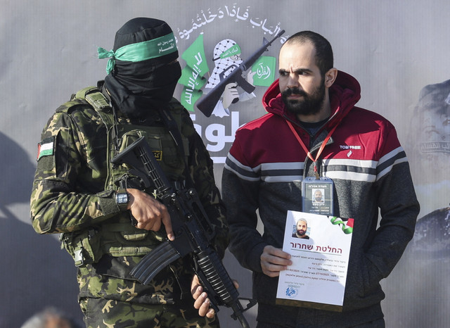 Sandera Yarden Bibas dibebaskan oleh militan Hamas Palestina sebagai bagian dari gencatan senjata dan kesepakatan pertukaran sandera-tawanan antara Hamas dan Israel, di Khan Younis, Jalur Gaza selatan, 1 Februari 2025. Foto: Ramadan Abed/REUTERS