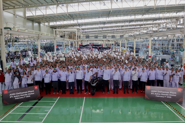 Pebalap MotoGP Joan Mir dan Luca Marini mengunjungi fasilitas pabrik sepeda motor PT Astra Honda Motor (AHM) di Cikarang, Jawa Barat. Foto: dok. AHM
