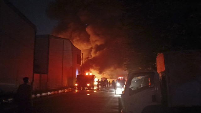 Kebakaran melanda gudang di sekitar Tambun Bizhub, Tambun Selatan, Bekasi, Jawa Barat, Minggu (2/2/2025). Foto: Fadhil Pramudya/kumparan