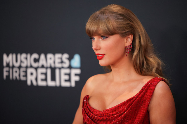 Taylor Swift tiba menghadiri Grammy Awards Tahunan ke-67 di Los Angeles, California, AS, Minggu (2/2/2025).
 Foto: Daniel Cole/REUTERS 