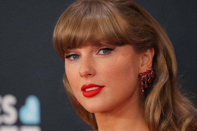 Taylor Swift tiba menghadiri Grammy Awards Tahunan ke-67 di Los Angeles, California, AS, Minggu (2/2/2025).
Foto: Daniel Cole/REUTERS