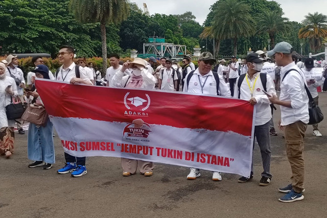 Massa aksi yang terdiri dari dosen Aparatur Sipil Negara (ASN) menggelar aksi di kawasan Monas, Jakarta, Senin (3/2/2025).  Foto: Zamachsyari/kumparan
