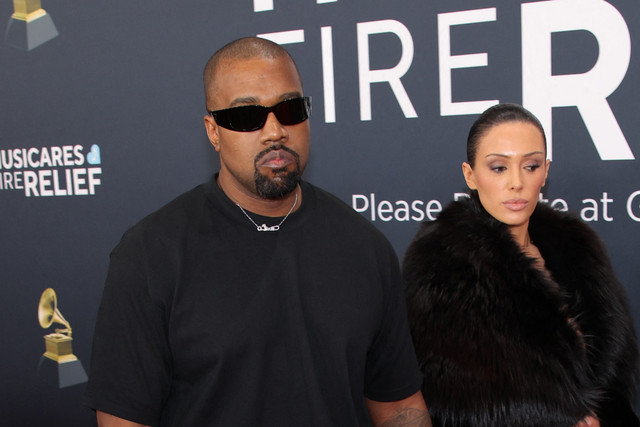 Kanye West dan Bianca Censori tiba menghadiri Grammy Awards Tahunan ke-67 di Los Angeles, California, AS, Minggu (2/2/2025). Foto: Daniel Cole/REUTERS 