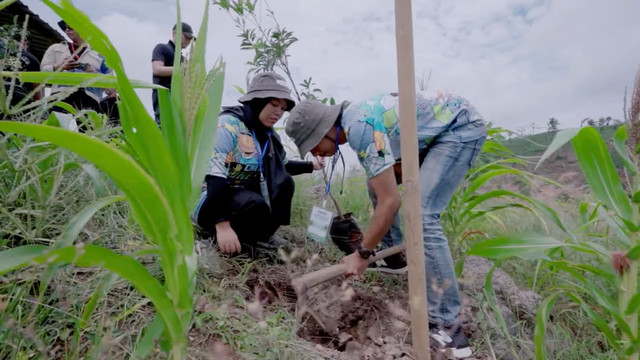 Penanaman pohon dari gerakan One Action One Tree di Perbukitan Patiayam, Kudus, oleh Bakti Lingkungan Djarum Foundation Foto: Youtube/ Siapdarling