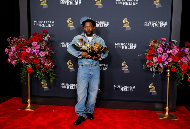 Kendrick Lamar menerima penghargaan Record dan Song Of The Year pada Grammy Awards Tahunan ke-67 di Los Angeles, California, AS, Minggu (2/2/2025). Foto: Mike Blake/REUTERS
