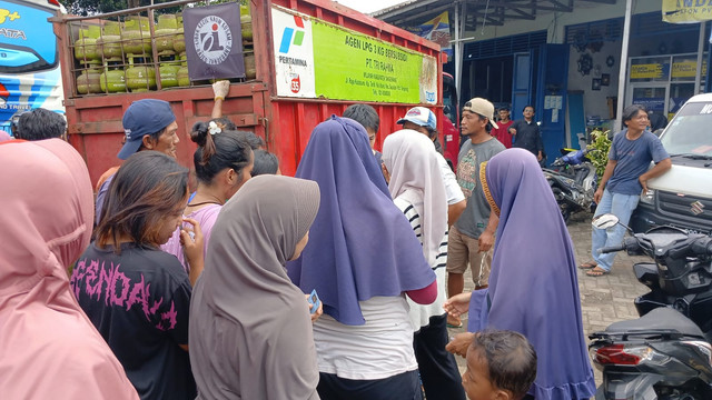 Warga mengantre gas LPG 3 kg di Kelurahan Tigaraksa, Kecamatan Tigaraksa, Kabupaten Tangerang, Senin (3/2/2025). Foto: kumparan