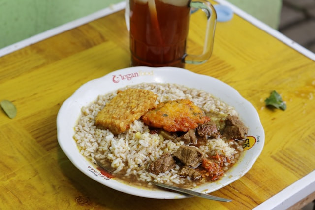 Nasi Gandul Pak Memet. Foto hanya ilustrasi, bukan hidangan sebenarnya. Sumber: Unsplash/Aldrin Rachman Pradana