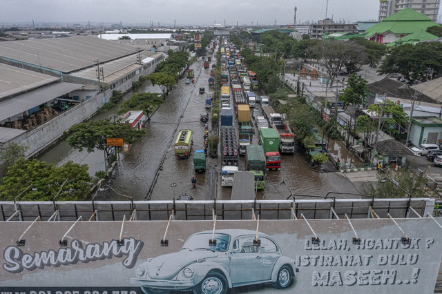 Foto udara sejumlah kendaraan bermotor melaju perlahan karena banjir menggenangi jalur utama pantura Semarang-Surabaya di Jalan Kaligawe Raya, Kota Semarang, Jawa Tengah, Senin (3/2/2025). Foto: Aji Styawan/ANTARA FOTO