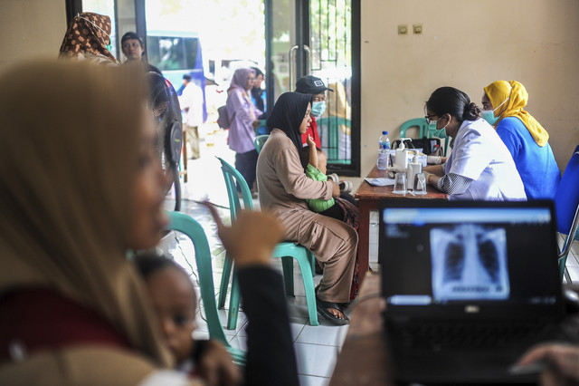 Sejumlah warga melakukan pemeriksaan kesehatan sebelum mengikuti skrining rontgen thorax saat layanan keliling deteksi Tuberkulosis di Kelurahan Karundang, Kota Serang, Banten, Senin (3/2/2025). Foto: Muhammad Bagus Khoirunas/ANTARA FOTO