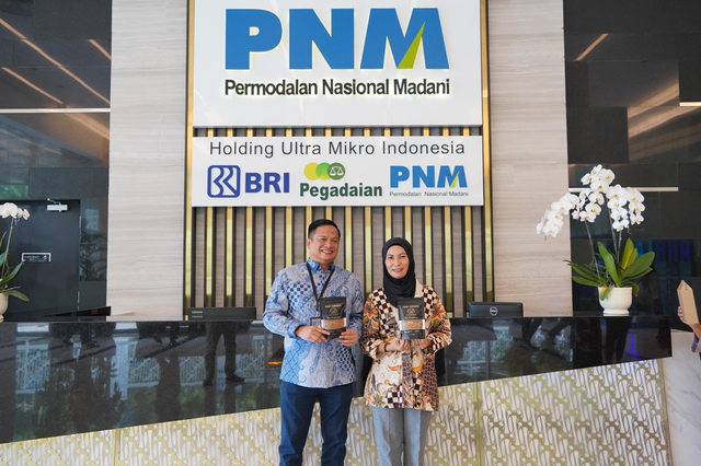 Direktur Utama PNM, Arief Mulyadi (kiri) dan nasabah PNM Ida Ridawati pembuat abon tongkol Twinnietwoes. Foto: Dok. PNM