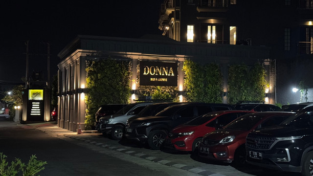 Area parkir Donna Bar & Lounge dipadati mobil pengunjung. Foto: Arif UT/Pandangan Jogja