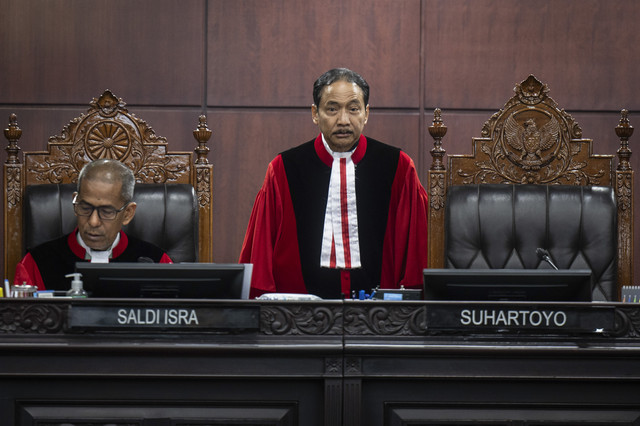 Ketua Mahkamah Konstitusi Suhartoyo (kanan) didampingi Wakil Ketua MK Saldi Isra (kiri) di Gedung Mahkamah Konstitusi, Jakarta, Selasa (4/2/2025).  Foto: Bayu Pratama S/ANTARA FOTO