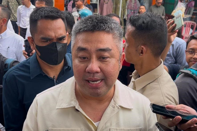 aDirjen Minyak dan Gas Bumi Kementerian ESDM Achmad Muchtasyar meninjau antrean pembeli gas LPG 3 Kg di kawasan Sukmajaya, Kota Depok, Selasa (4/2/2025). Foto: kumparan