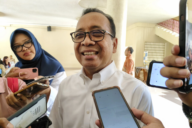 Menteri Koordinator Bidang Pembangunan Manusia dan Kebudayaan (Menko PMK) Pratikno usai pengukuhan Anggito Abimanyu sebagai guru besar Universitas Gadjah Mada (UGM), Selasa (4/2/2025). Foto: Arfiansyah Panji Purnandaru/kumparan