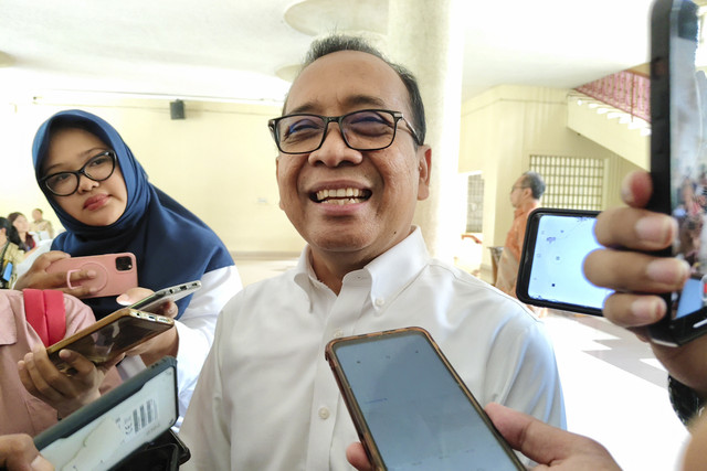 Menteri Koordinator Bidang Pembangunan Manusia dan Kebudayaan (Menko PMK) Pratikno usai pengukuhan Anggito Abimanyu sebagai guru besar Universitas Gadjah Mada (UGM), Selasa (4/2/2025). Foto: Arfiansyah Panji Purnandaru/kumparan