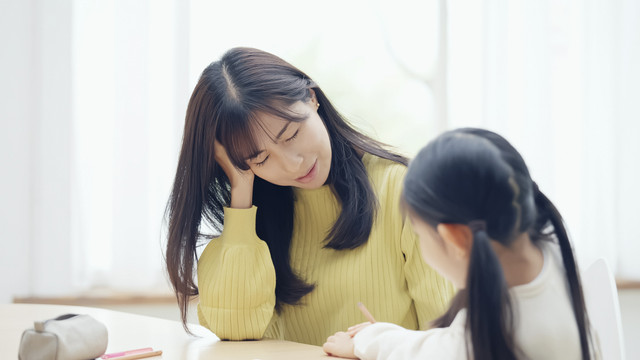 Ilustrasi ibu mengelola stres bersama anak. Foto: metamorworks/Shutterstock