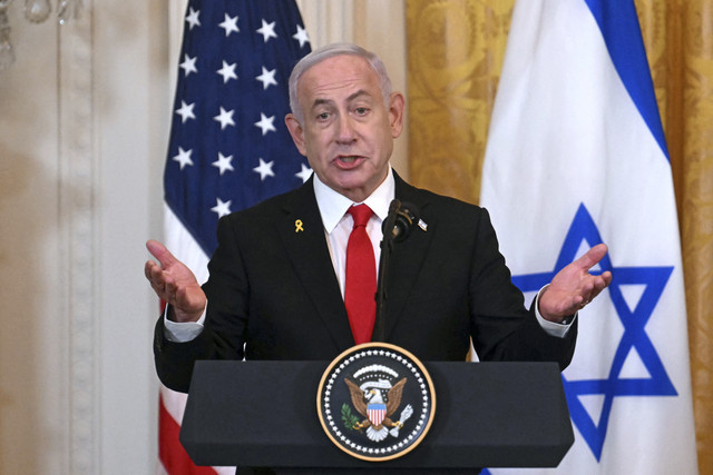 Perdana Menteri Israel Benjamin Netanyahu menyampaikan keterangan pers usai melaksanakan pertemuan di Gedung Putih, Washington DC, Amerika Serikat, Selasa (4/2/2025). Foto: Jim Watson/AFP