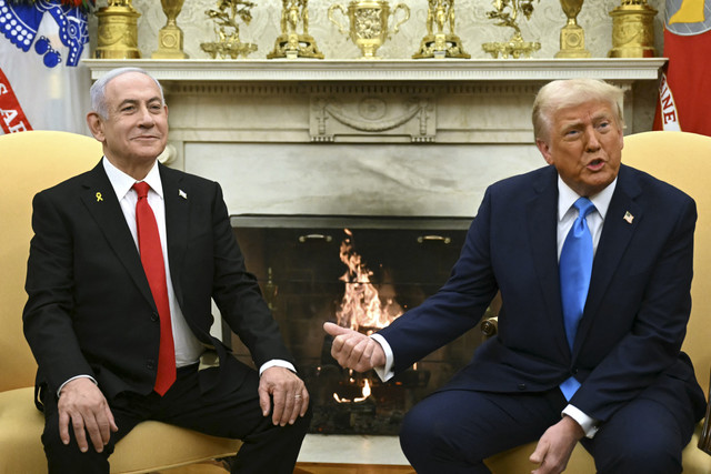 Presiden Amerika Serikat Donald Trump berbincang dengan Perdana Menteri Israel Benjamin Netanyahu saat melaksanakan pertemuan di Gedung Putih, Washington DC, Amerika Serikat, Selasa (4/2/2025). Foto: Andrew Caballero-Reynolds/AFP