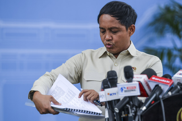Menteri Kehutanan (Menhut) Raja Juli Antoni menyampaikan keterangan kepada wartawan usai bertemu dengan Presiden Prabowo Subianto di kompleks Istana Kepresidenan, Jakarta, Senin (3/2/2025). Foto: Galih Pradipta/ANTARA FOTO