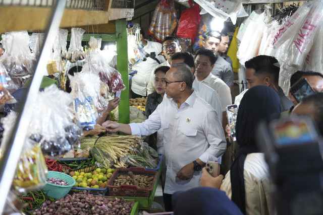 Menko Pangan Zulhas saat meninjau Harga kebutuhan bahan pokok (bapok) di Pasar Klender, Jakarta, Rabu (5/2/2025). Foto: Dok. Kemenko Pangan
