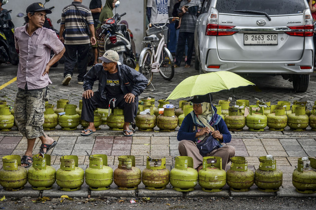 Sejumlah warga antre membeli gas elpiji 3 kilogram di Cibodas, Kota Tangerang, Banten, Rabu (5/2/2025). Foto: Putra M. Akbar/ANTARA FOTO