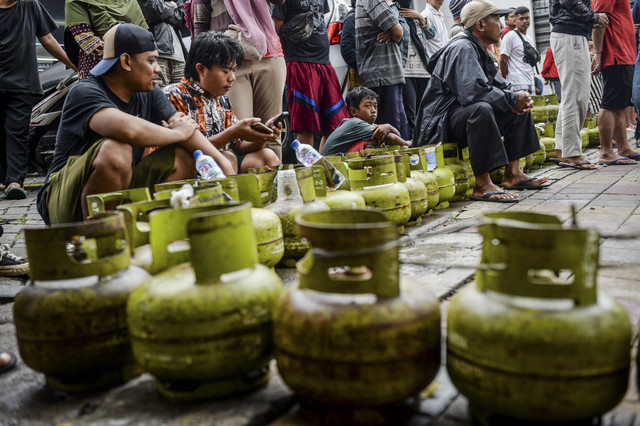 Sejumlah warga antre membeli gas elpiji 3 kilogram di Cibodas, Kota Tangerang, Banten, Rabu (5/2/2025). Foto: Putra M. Akbar/ANTARA FOTO
