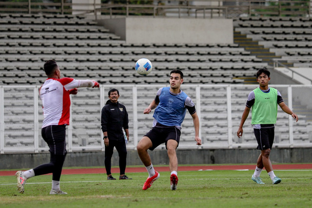 Indra Sjafri pantau sejumlah pemain Timnas U-20 Indonesia mengikuti latihan di Stadion Madya, Senayan, Jakarta, pada Rabu (15/2/2025) jelang Piala Asia. Foto: Jamal Ramadhan/kumparan