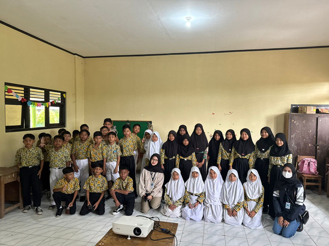 Foto bersama dengan murid-murid kelas 4, 5, dan 6 SDN 01 Plesan setelah pemutaran film Kiki's Delivery Service. Sumber: Data primer mahasiswa KKN Tim I Universitas Diponegoro (23/01)