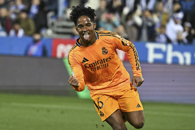Pemain Real Madrid Endrick berselebrasi usai mencetak gol ke gawang CD Leganes saat pertandingan Copa del Rey di Butarque Municipal Stadium, Leganes, Rabu (5/2/2025). Foto: Javier Soriano/AFP
