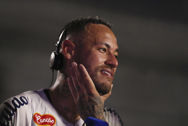 Pemain Santos FC Neymar Junior menangis saat pertandingan Paulista Championship di Estadio Vila Belmiro, Santos, Brasil, Rabu (5/2/2025). Foto: Carla Carniel/Reuters