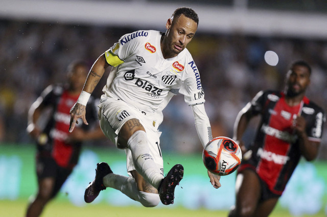 Pemain Santos FC Neymar Junior berusaha mengontrol bola saat pertandingan Paulista Championship di Estadio Vila Belmiro, Santos, Brasil, Rabu (5/2/2025). Foto: Carla Carniel/Reuters