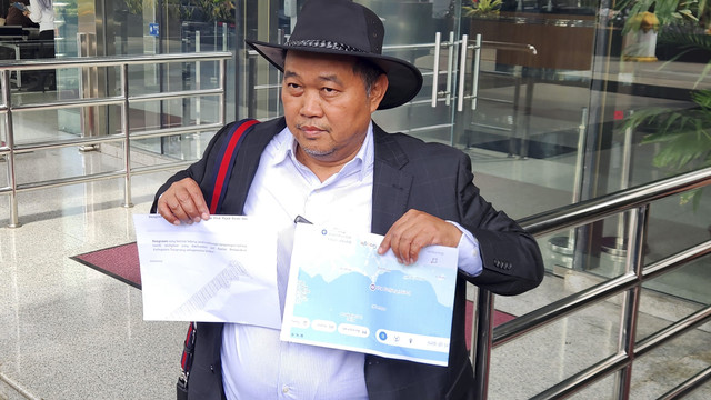 Advokat Boyamin Saiman saat melampirkan data tambahan terkait laporan dugaan korupsi penerbitan SHGB dan SHM Pagar Laut Tangerang, di Gedung Merah Putih KPK, Jakarta, Kamis (6/2/2025). Foto: Fadhil Pramudya/kumparan