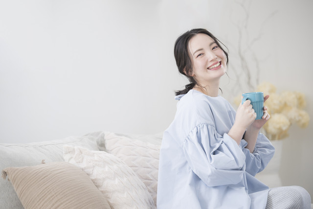 Ilustrasi perempuan minum kopi di pagi hari. Foto: kapinon.stuio/Shutterstock
