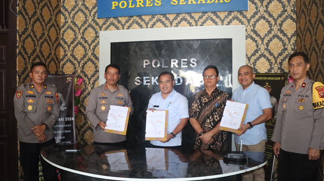 Penandatangan MoU antara Polres Sekadau, Pemkab Sekadau, dan Koperasi Produsen Keling Kumang Agro Sekadau. Foto: Dok. Polres Sekadau