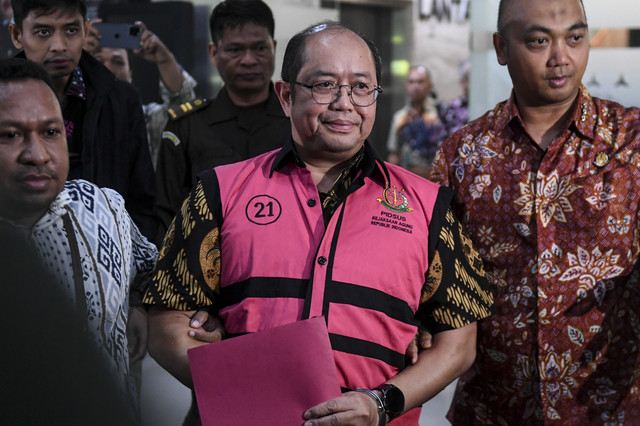 Dirjen Anggaran Kemenkeu Isa Rachmatarwata (tengah) mengenakan rompi tahanan usai diperiksa di Kejaksaan Agung, Jakarta, Jumat (7/2/2025). Foto: Hafidz Mubarak A/ANTARA FOTO