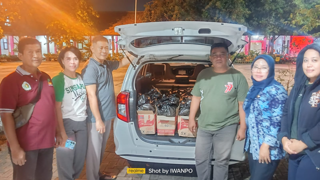 Pemkot Semarang salurkan bantuan kepada masyarakat terdampak genangan. Foto: Dok. Istimewa