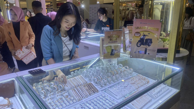 Ilustrasi pembelian perhiasan emas di toko emas. Foto: Istimewa