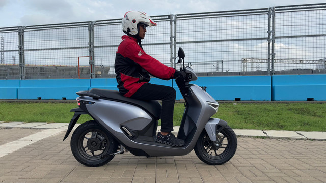First ride motor listrik Honda CUV e: dan mencoba fitur RoadSync Duo di area tertutup, Jakarta. Foto: Sena Pratama/kumparan