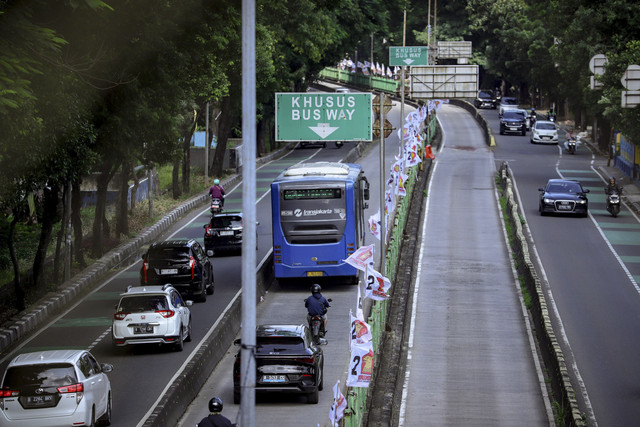 Bus Transjakarta melintas di sejumlah ruas jalur bus di Jakarta, Minggu (9/2/2025). Foto: Jamal Ramadhan/kumparan