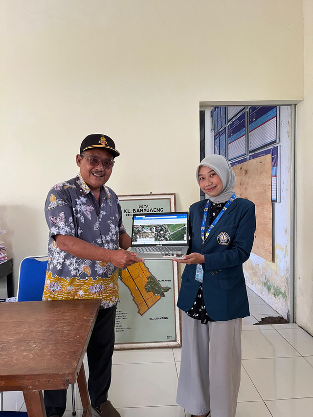 Gambar Penyerahan Hasil Story Maps Kepada Perangkat Desa (Sumber: Dokumentasi Pribadi, 2025)