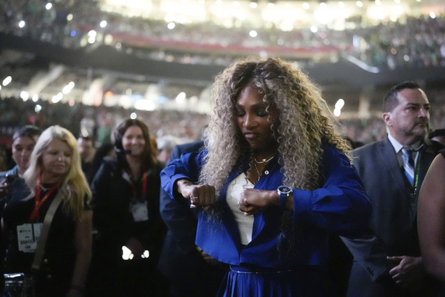 Serena Williams menari saat turun minum pada pertandingan sepak bola NFL Super Bowl 59 antara Kansas City Chiefs dan Philadelphia Eagles, Minggu (9/2/2025). Foto: George Walker IV/AP Photo