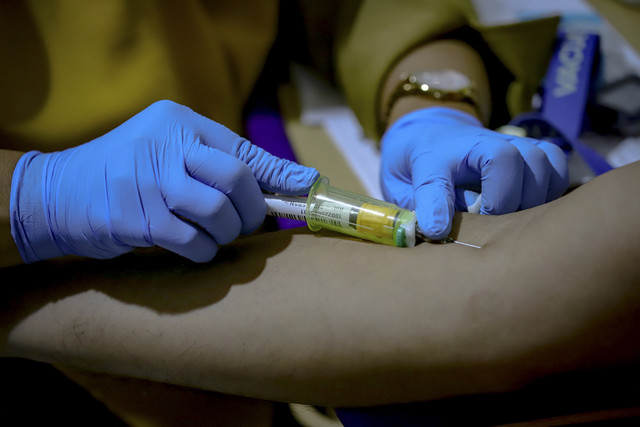 Warga melakukan pemeriksaan kesehatan gratis di Puskesmas Mampang Prapatan, Jakarta, pada Senin (10/2/2025). Foto: Jamal Ramadhan/kumparan