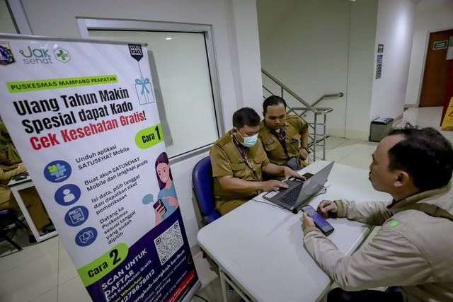 Warga melakukan pemeriksaan kesehatan gratis di Puskesmas Mampang Prapatan, Jakarta, pada Senin (10/2/2025). Foto: Jamal Ramadhan/kumparan