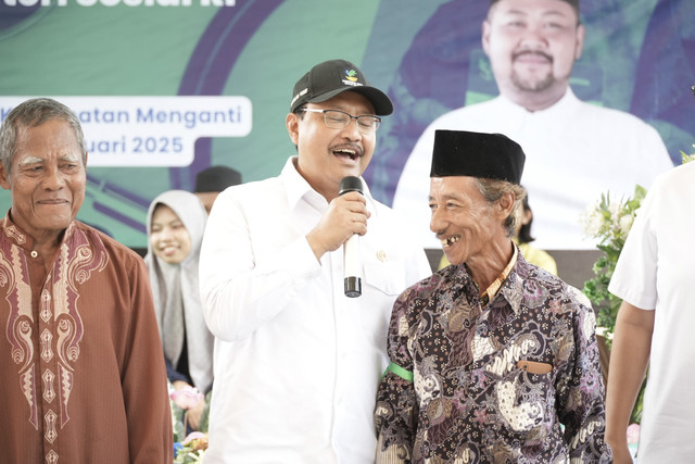Menteri Sosial Saifullah Yusuf (Gus Ipul) membagikan kado bagi lansia di Gresik dalam menyukseskan program cek kesehatan gratis, Senin (10/2/2025). Foto: Dok Kemensos