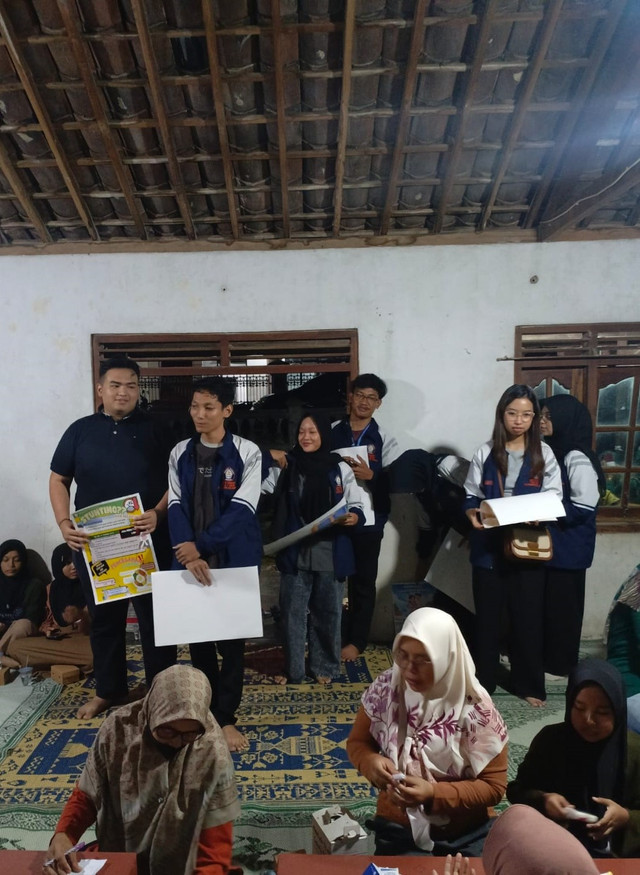 Pemaparan materi tiap anggota KKN Tim 1 Undip di desa Kemasan. Foto: Yanuar Rochman Nugroho