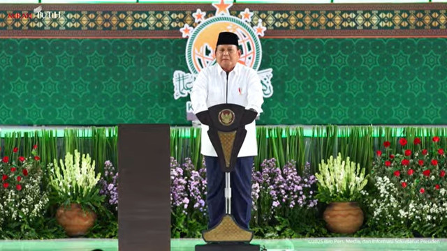 Presiden Prabowo Subianto memberikan sambutan saat menbuka Kongres ke-18 Muslimat NU di Surabaya, Senin (10/2/2025). Foto: YouTube/Sekretariat Presiden